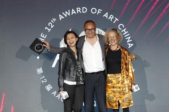 第12届AAC艺术中国评委赖香伶（左）芭芭拉·伦敦（右）为年度艺术出版物大奖得主朱青生（中）颁奖