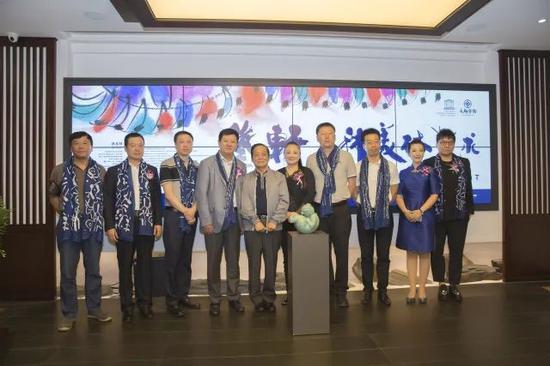 韩美林、周建萍、李永军主席及多位领导嘉宾合影，庆祝开馆