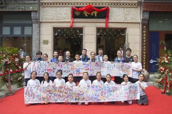 　　史家小学的同学们手持创作作品，与韩美林、周建平等嘉宾在华韵。艺轩 韩美林艺术衍生品体验馆前合影留念