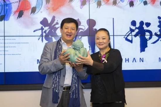 　　韩美林艺术馆馆长、韩美林艺术基金会秘书长周建萍老师将韩美林老师青铜雕塑《母与子》赠予永新华控股集团李永军主席