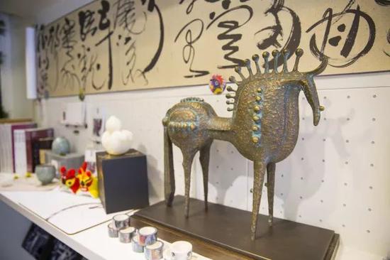 “华韵·艺轩 韩美林艺术衍生品体验馆”馆内实景
