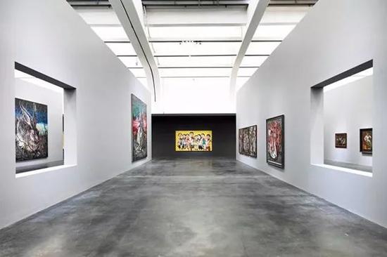 “曾梵志:散步”展览现场光效, 图片来源尤伦斯当代艺术中心