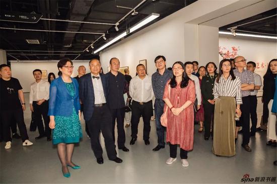 开幕式现场,出席嘉宾与参展艺术家共同观展