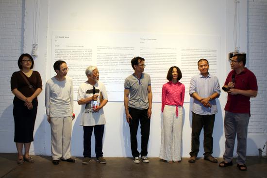 开幕式嘉宾(右起)策展人吴鸿、艺术家陈劼、中捷当代美术馆馆长覃琨英、艺术家吴以强、批评家栗宪庭、艺术家杭法基、收藏家黄粤燕