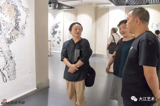 著名画家林峰及其夫人在展览现场