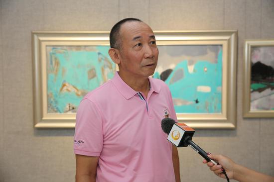 本次参展特邀画家黄菁接受桂林电视台采访