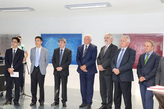 　　保加利亚文化部副部长迪米特夫（左四）、中国驻保加利亚大使张海舟（左三）、罗马尼亚驻保加利亚大使噶雷尔（右一）、塞尔维亚驻保加利亚大使车尔古斯（右二）、 波黑驻保加利亚大使波格达诺维奇（右三）、中国驻保加利亚大使馆文化参赞顾洪兴（左二）、索非亚中国文化中心主任屠雪松（左一）等在展览开幕式现场