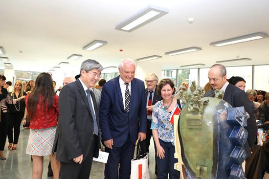 嘉宾共同欣赏展览艺术作品