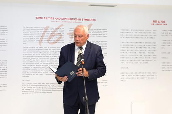  保加利亚文化部副部长迪米特夫在开幕式上致辞
