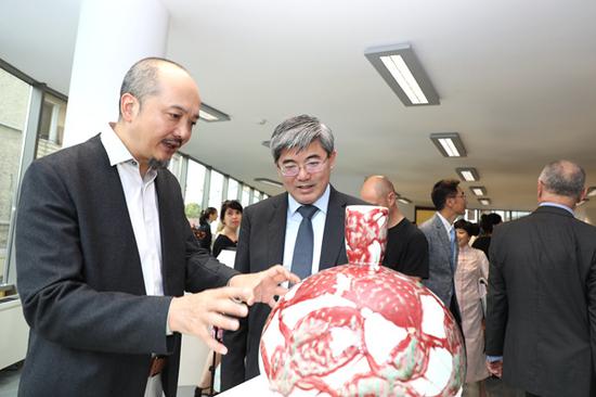 中国艺术家白明向张海舟大使介绍作品