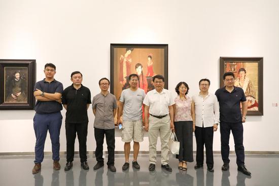 左起：中国油画院美术馆执行馆长王健、参展艺术家常磊、参展艺术家朱春林、艺术家袁正阳、参展艺术家杨飞云、艺术家芃芃、参展艺术家李贵君、势象空间创始人李大钧