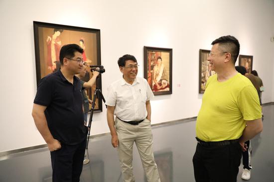 左起：李大钧、参展艺术家杨飞云、艺术家王衍成