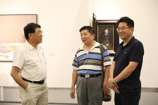 左起：参展艺术家杨飞云、艺术家郭援朝、李大钧