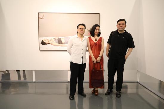 左：参展艺术家李贵君、大提琴演奏家李泽、参展艺术家常磊
