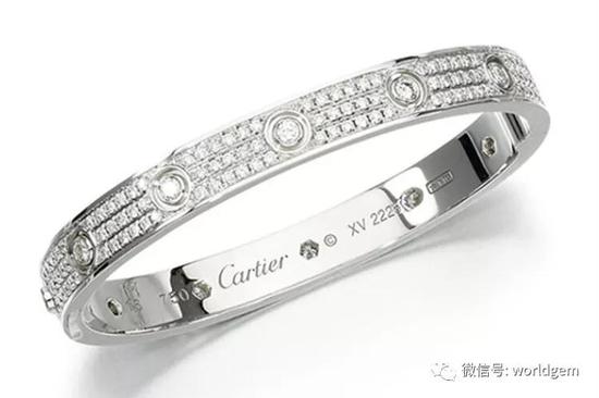 Cartier的标志性LOVE钻石手镯