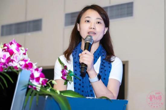 中学高级教师,上海市浦东新区青少年活动中心书画工艺团团长、全国校外教育书画名师金雯