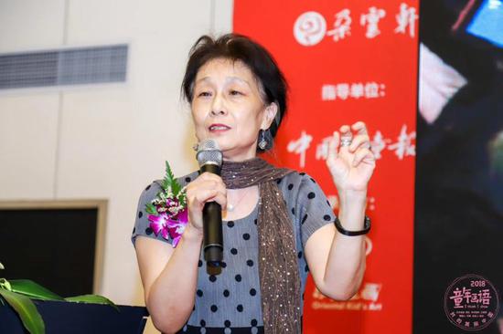 上海美术教育专业委员会副秘书长、上海市中学美术教材副主编王小音发言