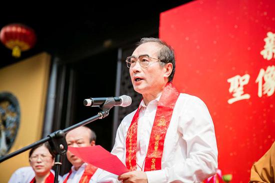 典礼上,上海市公共关系协会副会长张黎明首先代表十三届上海市人大常委会副主任、上海市公共关系协会会长胡炜先生宣读贺电