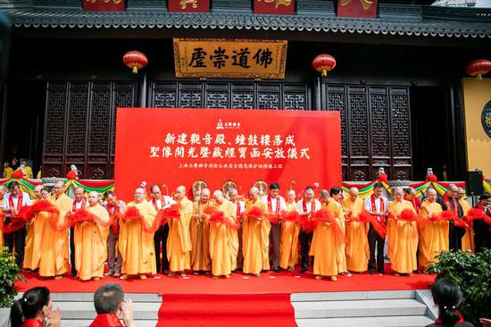 现场的领导嘉宾、功德主上台,共同为此次的典礼剪彩。