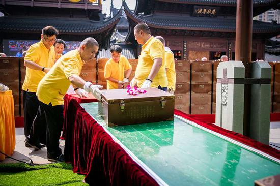 在现场数千名信众、游客的共同见证下,藏经宝函被安放入大雄宝殿佛像基座下方,永久珍藏。