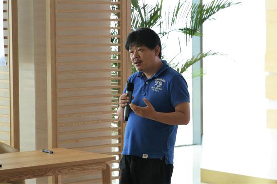 项目负责人中央美术学院教师、雕塑家熊时涛先生 