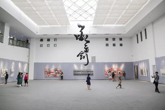 “水+墨:从新海派到当代”展览现场