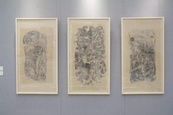 展览现场:米歇尔·马多 《在路上》、《他们跟随着老师傅》、《旅行者》(从左至右)