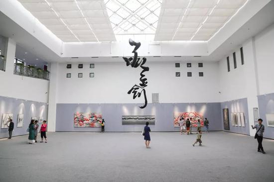 “水+墨:从新海派到当代”展览现场