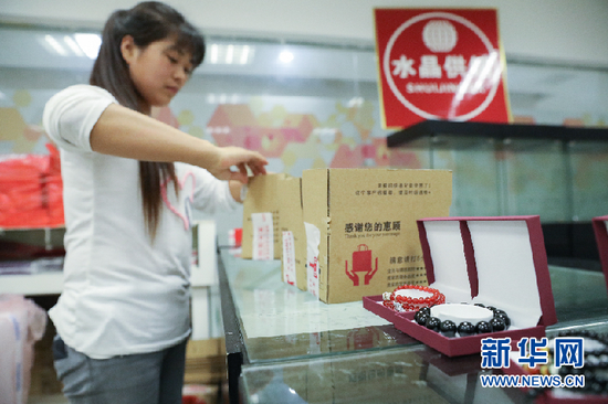 工作人员正在打包顾客从网上购买的水晶饰物。