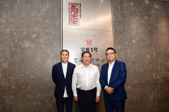 中央政治局委员,上海市委书记李强(中) 易居(中国)控股有限公司董事长、上海宝库文化发展股份有限公司董事长周忻(右一) 宝库中国创始人兼首席执行官柳费国(左一)