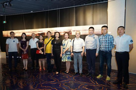 在授牌仪式当日,上海钻石交易所会员及珠宝玉石交易中心一同参访了上海中心大厦37楼宝库艺术中心,在获吉尼斯纪录世界最大景泰蓝地面的珐琅厅感受文化