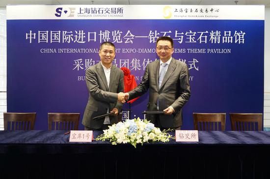 宝库中国创始人兼首席执行官柳费国（左）与上海钻石交易所总裁林强（右）现场签约