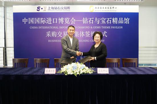 宝库中国创始人兼首席执行官柳费国(左)与上海宝玉石交易中心董事长、总裁黄韵芳(右)现场签约