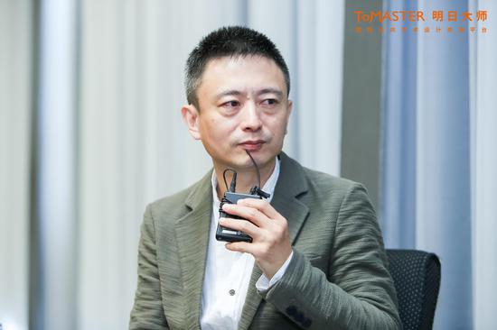 新媒体艺术家费俊