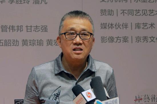 炎黄艺术馆馆长崔晓东接受媒体采访