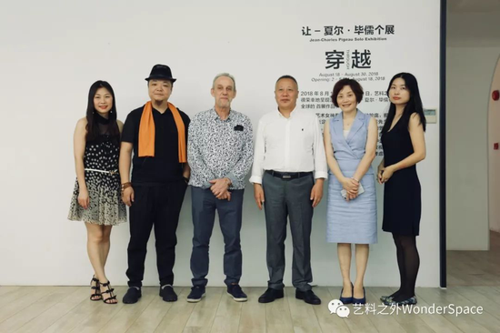 　　陆咏青 策展人（右二） 　刘元春 上海社会科学院佛教研究中心秘书长（右三） 　让-夏尔·毕儒 法国艺术家（右四） 　郑靖 中国美术学院副教授（右五）