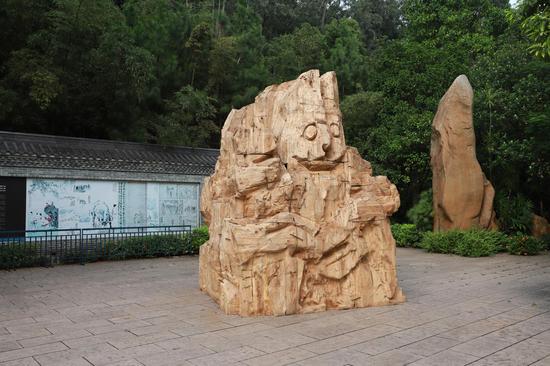 陈曦《正在显形》直径300cm 高400cm 空心樟木 2017年