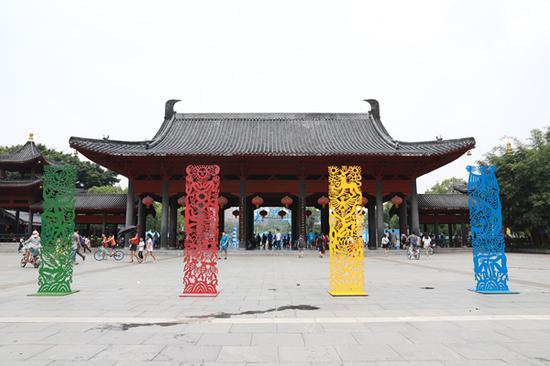 任戎(德)《四季彩虹》高300cm 钢铁装置 2018