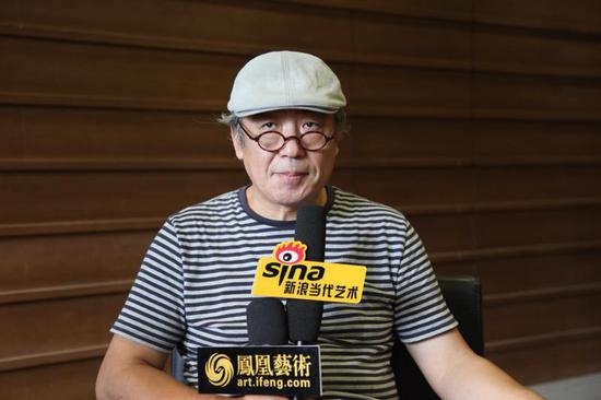 本次策展人、中央美术学院设计学院院长宋协伟先生在现场接受新浪当代记者采访