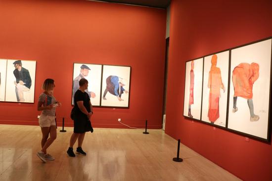 展览现场外国友人参观画展