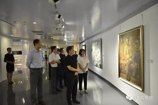 赵磊主任一行参观陕西文交所书画艺术精品展厅