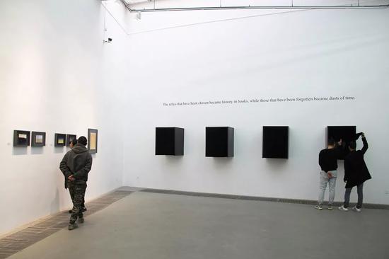 沈凌昊的作品《剩余物-图像》、《心中的景致-历史的剧场》在希帕画廊的群展“须臾之间”中