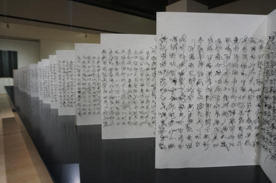 程晓芳（中国），失语——抄经计划，册页、针、线、金刚经，900×32cm，2016