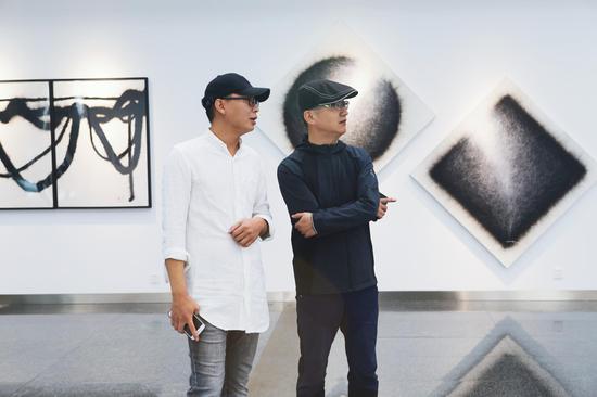 艺术家为藏家方勃欣讲解作品