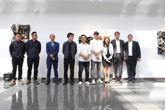 开幕式嘉宾合影 左起:罗吟、长风、张长收、曹茂超、李裕君、韩行、Maria、Bertrand RAME、Roswell Wolf