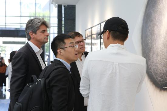 艺术家为Sigfox全球高级副总裁Bertrand RAME、亚太区总裁Roswell Wolff讲解作品