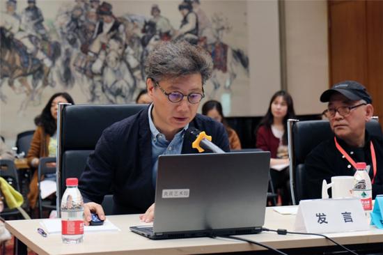 中国美协美术理论委员会副主任、《美术》杂志主编尚辉主讲“笔性张力与水墨雕塑——黄胄速写造型为20世纪写实人物画提供的另一种方案”