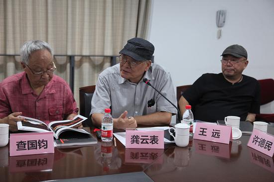 上海代表性艺术评论家、上海抽象画会首席学术主持龚云表（中）主持学术研讨会。查国钧（左）王远（右）