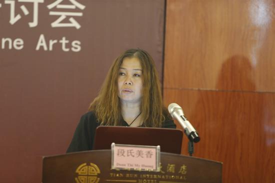 越南国家文化艺术研究所美术研究室主任段氏美香副教授作学术发言
