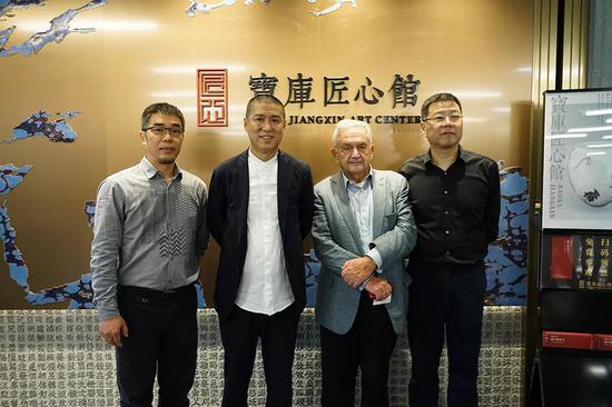 朱塞佩-埃斯卡纳齐(右二)、宝库中国创始人兼CEO柳费国(左二)、宝库匠心CEO斯海洲(左一)、宝库匠心馆馆长叶柏风(右一)